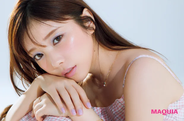 与田祐希さんの低温ブルーアイ・メイク。ベージュ仕込みで洗練度アップ