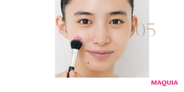 パウダー前にクリームタイプのチークを仕込む。その後に重ねるパウダータイプのチークが薄く済み、仕上がりも自然。