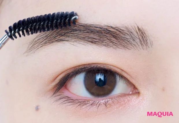 忘れ眉 濃い眉のアイブロウメイク 笹本恭平 HOW TO 基本プロセス同様、まずは毛流れを整える