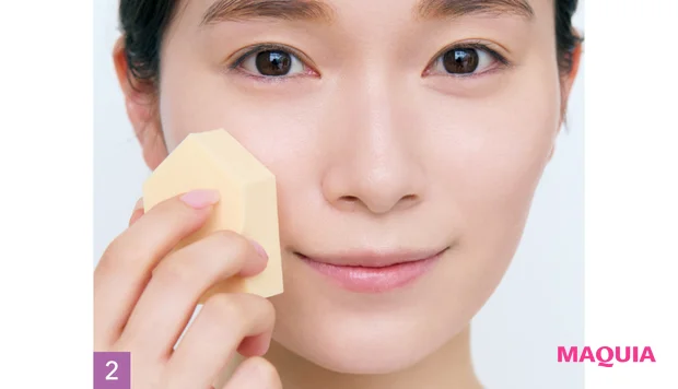 櫻坂46 守屋麗奈 セルフメイク 秋 濡らしたスポンジでファンデをなじませる