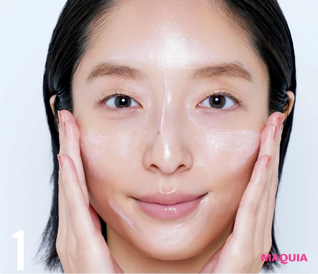 鈴木えみ ベースメイク AI肌 乳液と下地を全顔に塗る