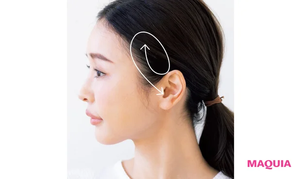 こめかみ横の側頭筋を、人差し指、中指、薬指の3本で5回転。逆回しも同様に。奥歯を噛んだときに硬くなる部分がほぐれる。