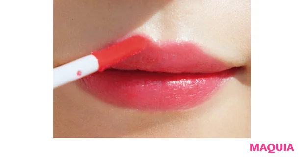 色気や迫力の出るフューシャは、丸みを出すよりもシャープにのせるのがカギ。輪郭に沿って山を直線的に描き、全体を塗り潰す。