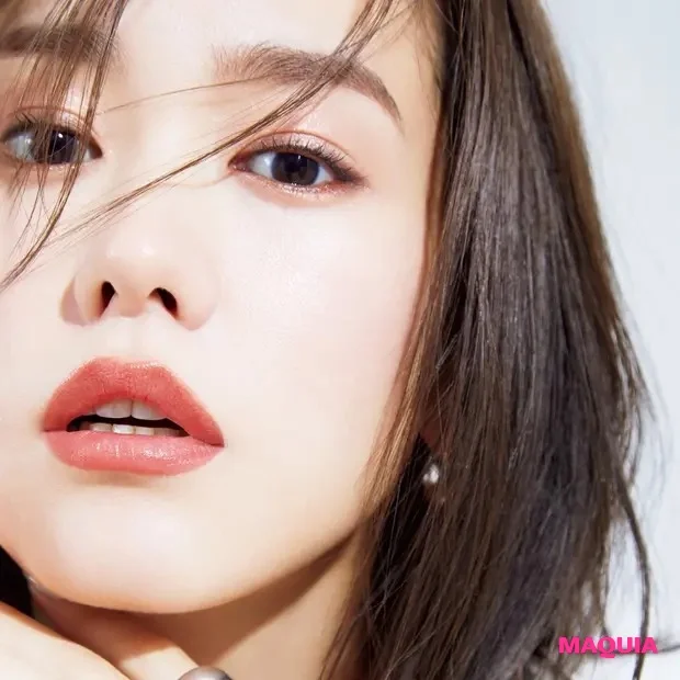 桐谷美玲がまとう夏コスメ！ ゴールドの輝きで"艶めきモード顔"に