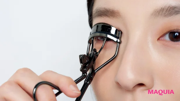 のり不要（グルーレス）つけまつげ上用 ビューラーとマスカラ下地で準備