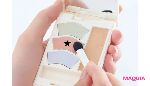 グレーぐすみにおすすめのファンデーションの使い方 チップに取る