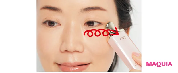 目元用美容液をなじませたあと、マッサージャーでくるくると内→外へ流して血行促進。