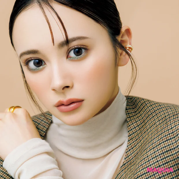【伊藤百花さんの秋新色メイク】モダンな“グリーン”で透明感とこなれ感を宿す！