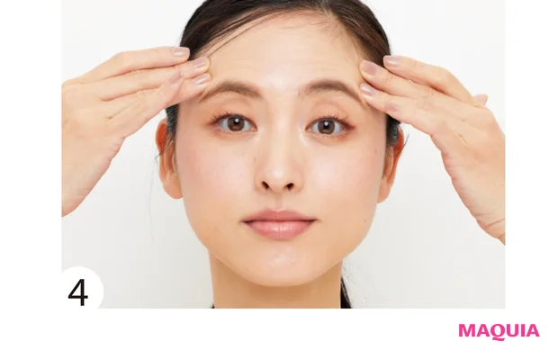 眉山の上を両手で押さえ、皺眉筋のみを上へ10回。眉がハの字になるように。