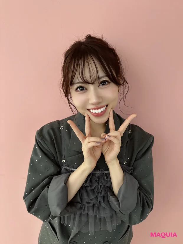 声優伊達さゆり ピンク ダブルピース