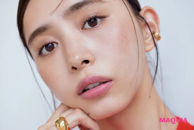 井桁弘恵さんがまとう春のPINK。大人のお助けカラー、くすみピンクで上品な表情に_3