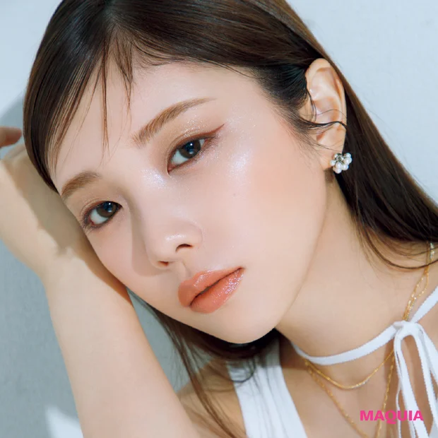 与田祐希さんが体現する、爽やかハイライトでつくる夏の「涼盛り顔」。うだるような暑い日も涼しげに