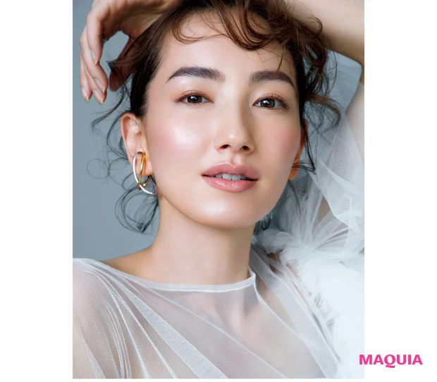 “若々しさの真髄は眉とベース。 ここさえ整えておけば、 誰でも美人度アップは確実” ―――Keizo Kuroda