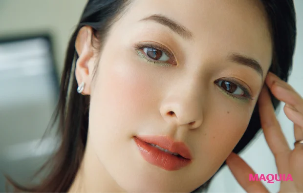 勝負のプレゼン日はミントグリーンEYEで清潔感を。コーラルカラー合わせで血色感を添えるのがコツ_4