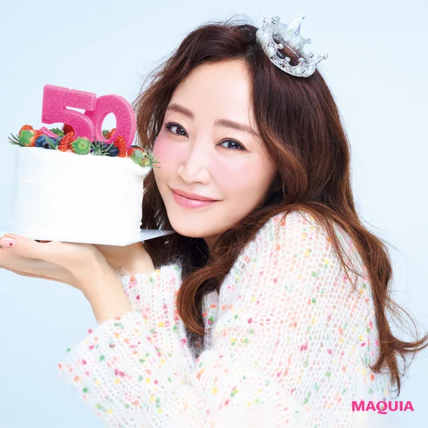 【神崎恵さんの愛用品17選】お気に入りコスメを全公開！50歳記念のインタ…