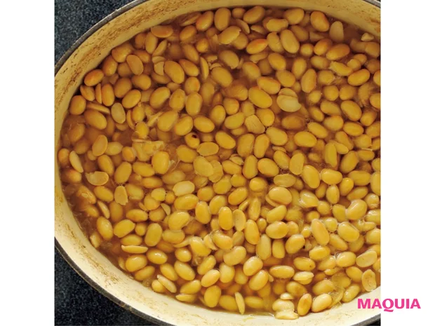 2 大豆を4時間ほど煮る