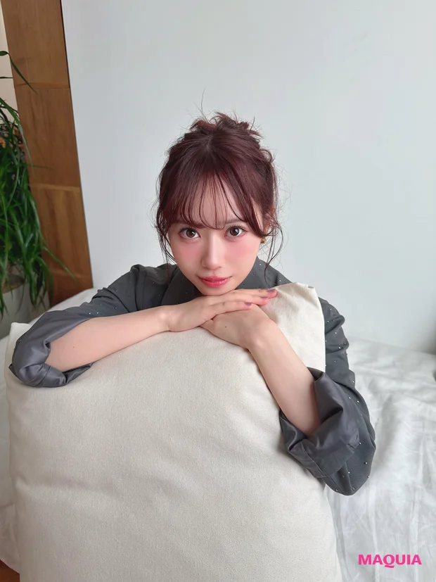 声優伊達さゆり ベッド 枕 上目遣い