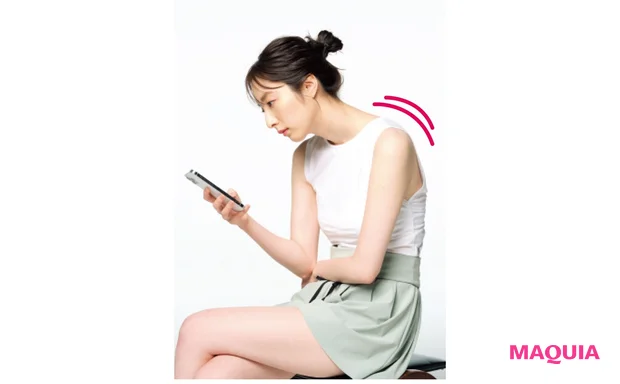 猫背でスマホチェック