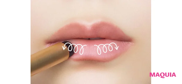 リップライナーの使い方 リップブラシで縦ジワにも塗り込む