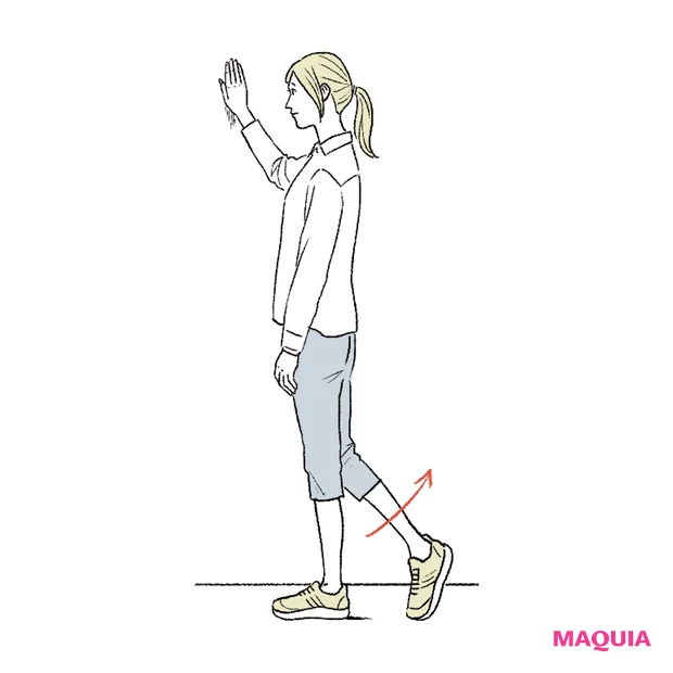 お尻の筋肉を使って、左右の脚を後ろへ蹴り上げます。