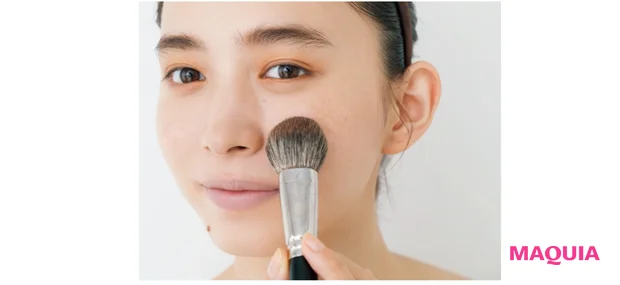 ★をブラシに取り、小鼻横から①へ、そのままブラシで、小鼻横から②の方向へ色をなじませる。横長に入れることで顔の間延びを補正。