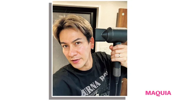 ダイソンのドライヤーを使用するJOYさん