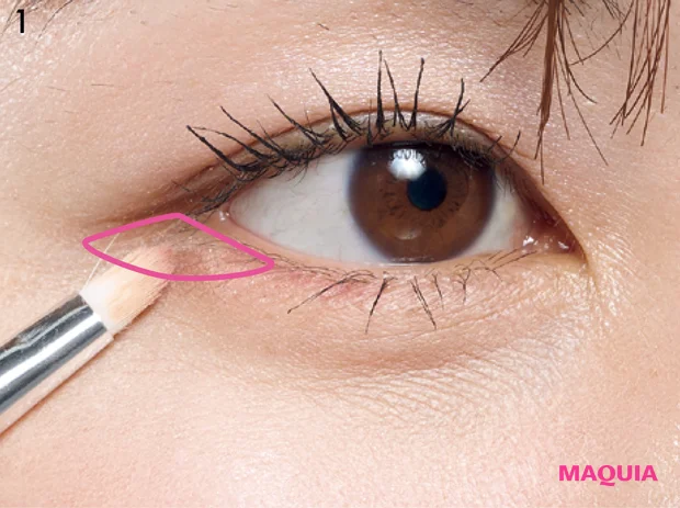 くまカバー 目尻側のへこみにピンクパールをのせる