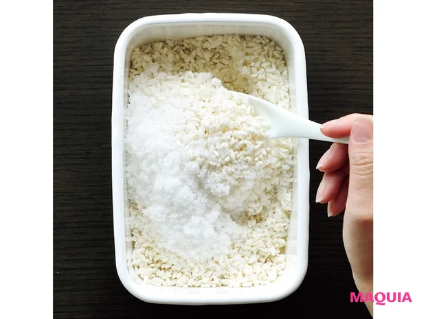 1 米麹と塩を混ぜ合わせる