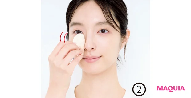 お粉を重ねて仕上げる。鼻の立体感を消さないよう、鼻筋にはお粉をのせず、鼻の横から小鼻をしっかり押さえるようにメリハリづけを。