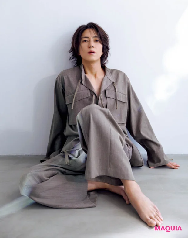 山下智久 インタビュー マキア MAQUIA 12月号 座りカット