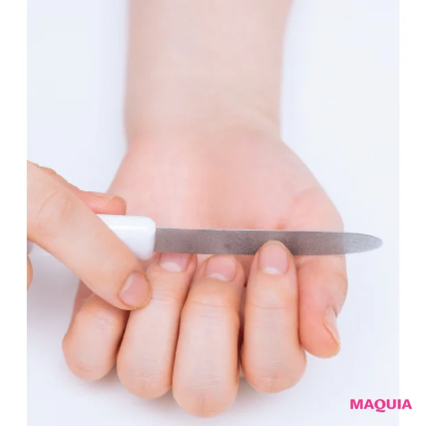 「ネイルファイルは、往復させず、一方向に。力を入れすぎないように爪全体をワンストロークでファイリングするのが◎」