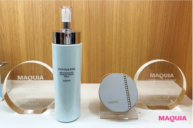 MAQUIAベスコス ティファニー社製オリジナルクリスタル アルビオンの展示風景