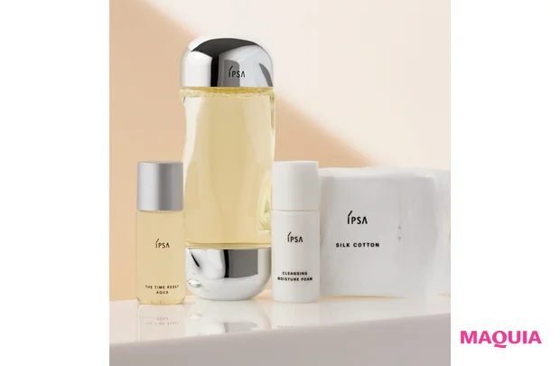 アクアキット（〈右から〉シルクコットン 20枚入り、クレンジング モイスチュアフォーム 25ml、ザ・タイムR アクア[医薬部外品] 200ml（現品）、ザ・タイムR アクア[医薬部外品] 30ml）￥4950／イプサ（11/1限定発売）