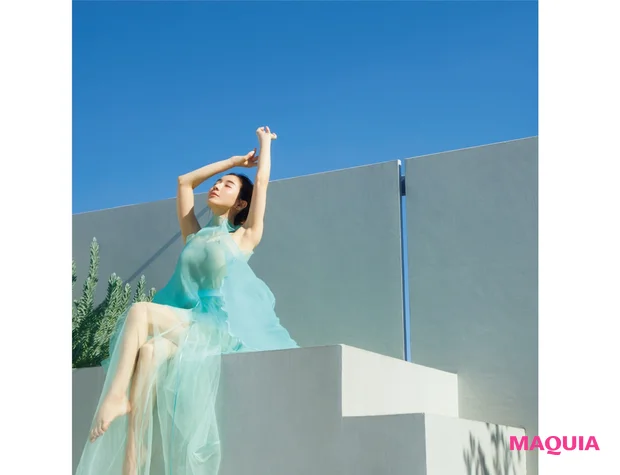 空を仰ぐ田中みな実さん