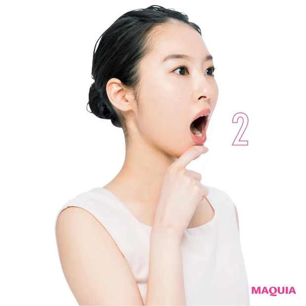 下あごを大きく開く