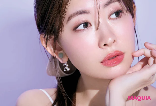 小嶋陽菜さん(こじはる)おすすめの2026年最新春新色コスメ 立体感EYE×シアーLIPでうぶピュア顔に