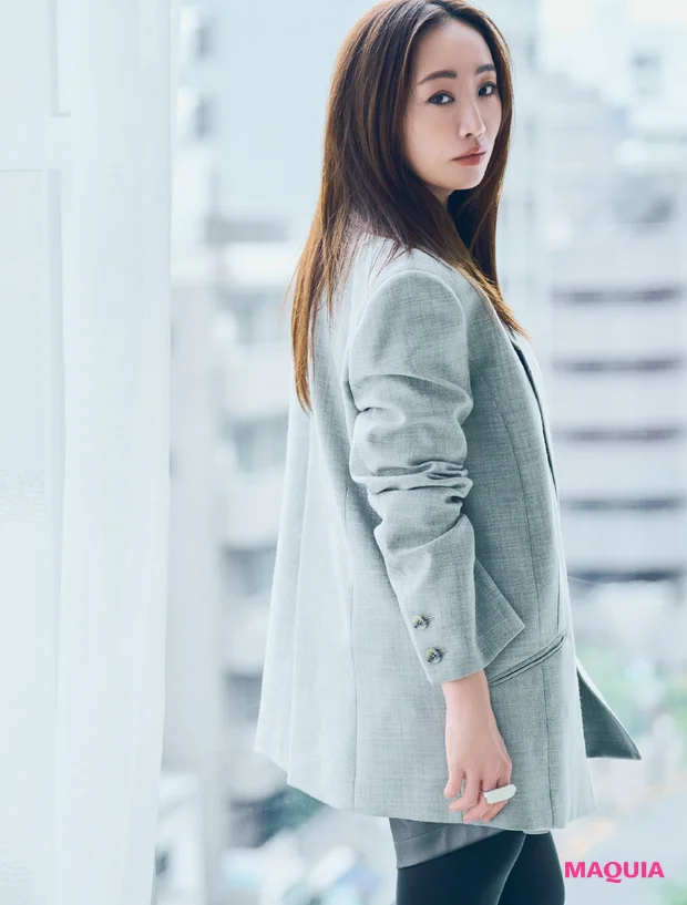 神崎 恵さんが着こなす「大人のミニ」。メイク&ヘアは甘さ、丸み、ツヤを封印して_2