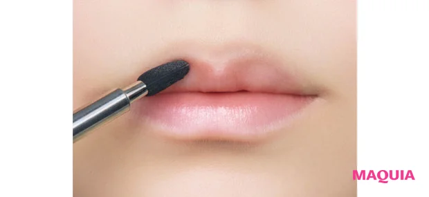 リップライナーの使い方 影色をチップで内側にぼかす