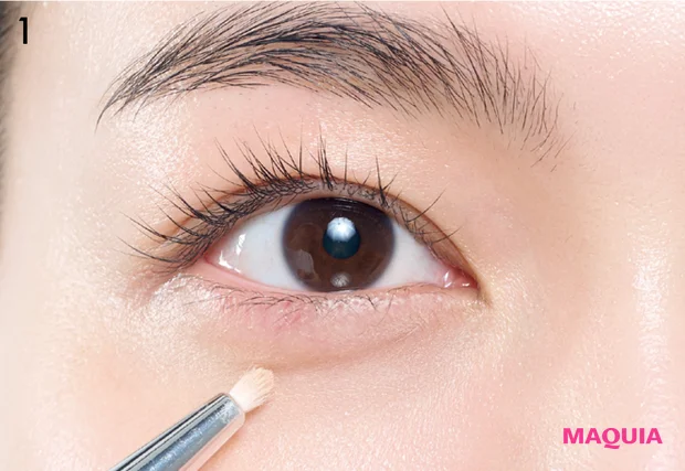 涙袋メイク 細めに影色でラインを引く