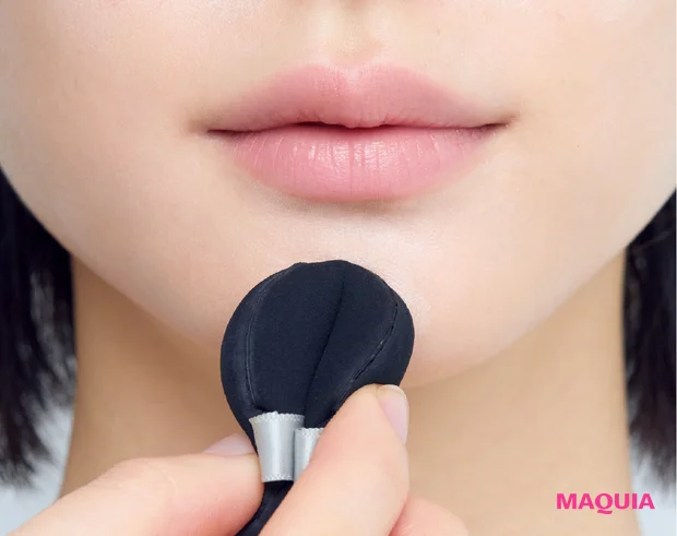 2026年春おすすめ新作スティックハイライト　唇に向かって上側へなじませる