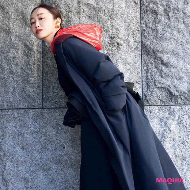 神崎 恵さん流「人と差がつくコートスタイル」とは？ 遊び心あるヘアをダークカラーのリップで引き締めて