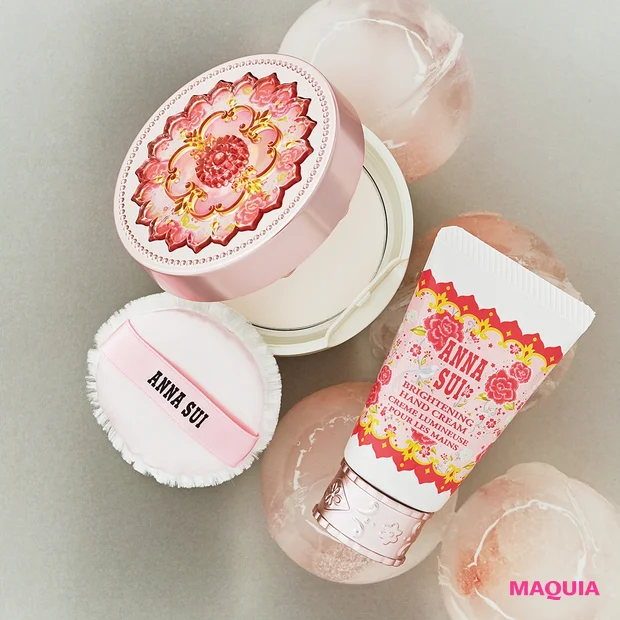 アナ スイ ブライトニング ケア キット[医薬部外品]（ブライトニング〈右から〉ハンドクリーム 20g、フェイスパウダー 8g）¥4500／アナ スイ コスメティックス（6／1限定発売）