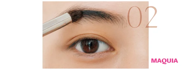 ★のベージュをブラシに取り、眉全体へ。眉のフレームが整い、毛の足りない部分が見えてくる。