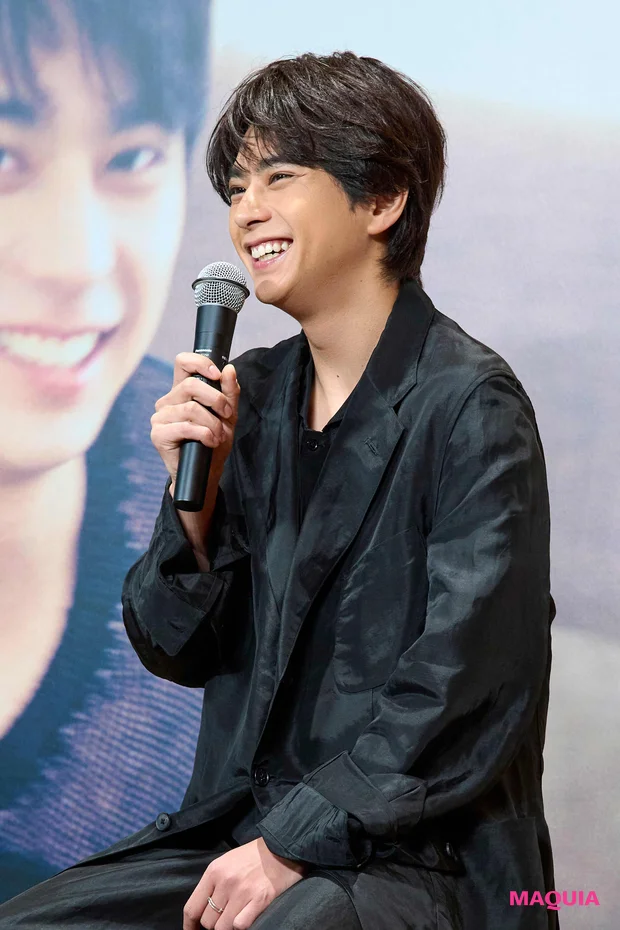 写真集に載っているという料理のレシピのことを問われて楽しそうな笑顔を浮かべるtimelesz 佐藤勝利さん。