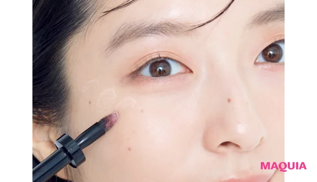 グレーぐすみ派のメイク直し リキッドハイライトで整える