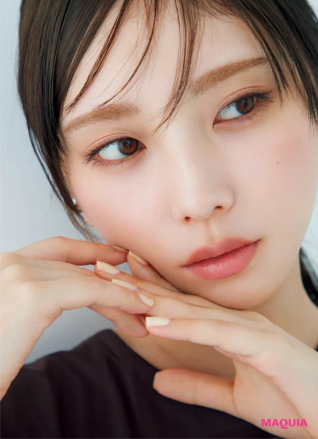 “ミュートな目元”の最旬バランス。与田祐希さんが体感する、上半期ヒットコスメで作る旬顔メイク