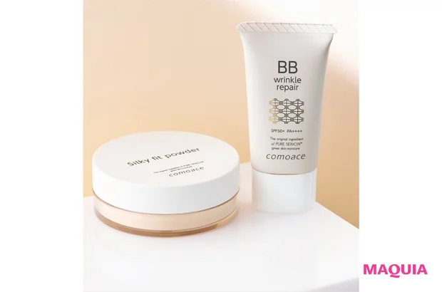 （右から）リンクルリペアBB［医薬部外品］ SPF50+・PA＋＋＋＋ 30g ￥3850、シルキーフィットパウダー SPF32・PA＋＋＋ 10g ￥4400／コモエース