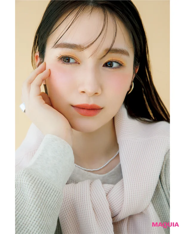守屋麗奈さんが魅せるベージュトップス×メイクのバランス学。アイパレ&リップの最強方程式とは?
