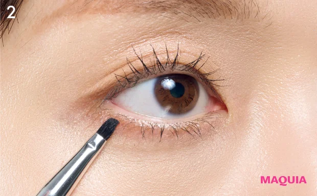 くまカバー オレンジブラウンのシャドウを細めに入れる