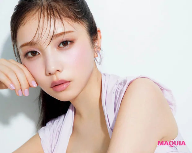 与田祐希さんがまとう、最旬「青みピンクメイク」。上半期ヒットコスメで叶える、今なりたい顔